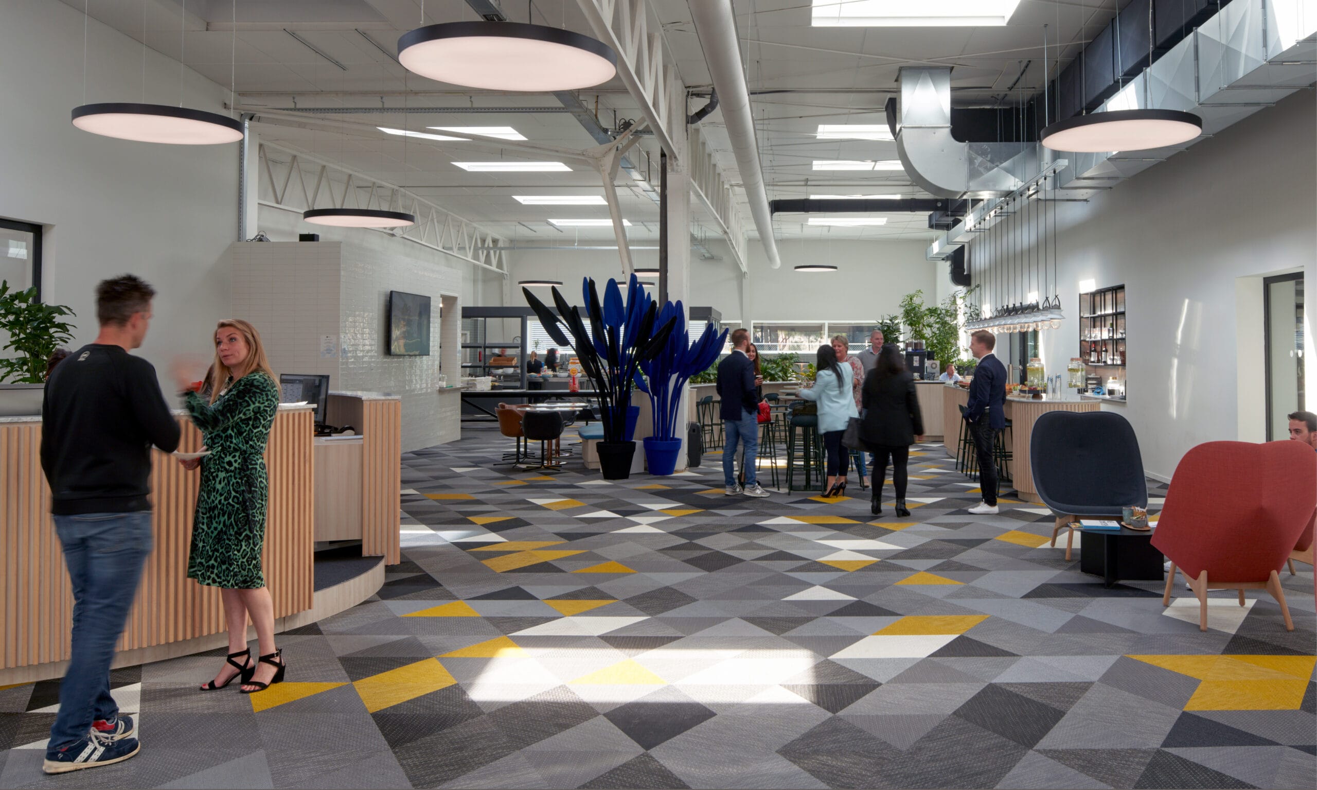 CM Campus: transformatie van loods tot high-end kantoren met theater.