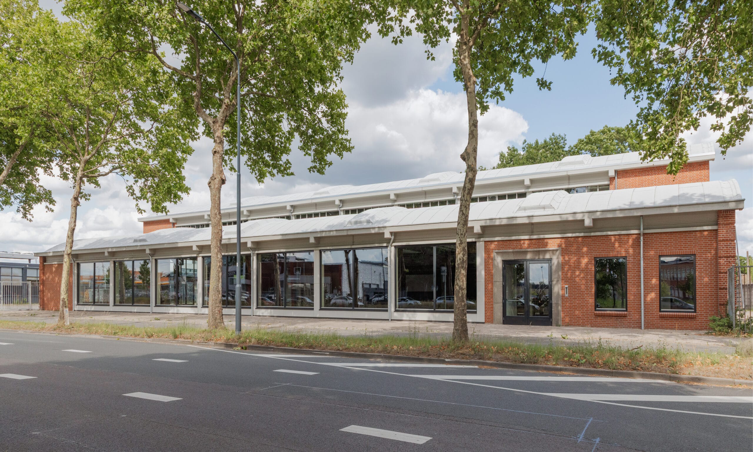 Sportschool Basic Fit in Breda, oude transformatorenfabriek hersteld met originele bakstenen gevels en betonnen structuur